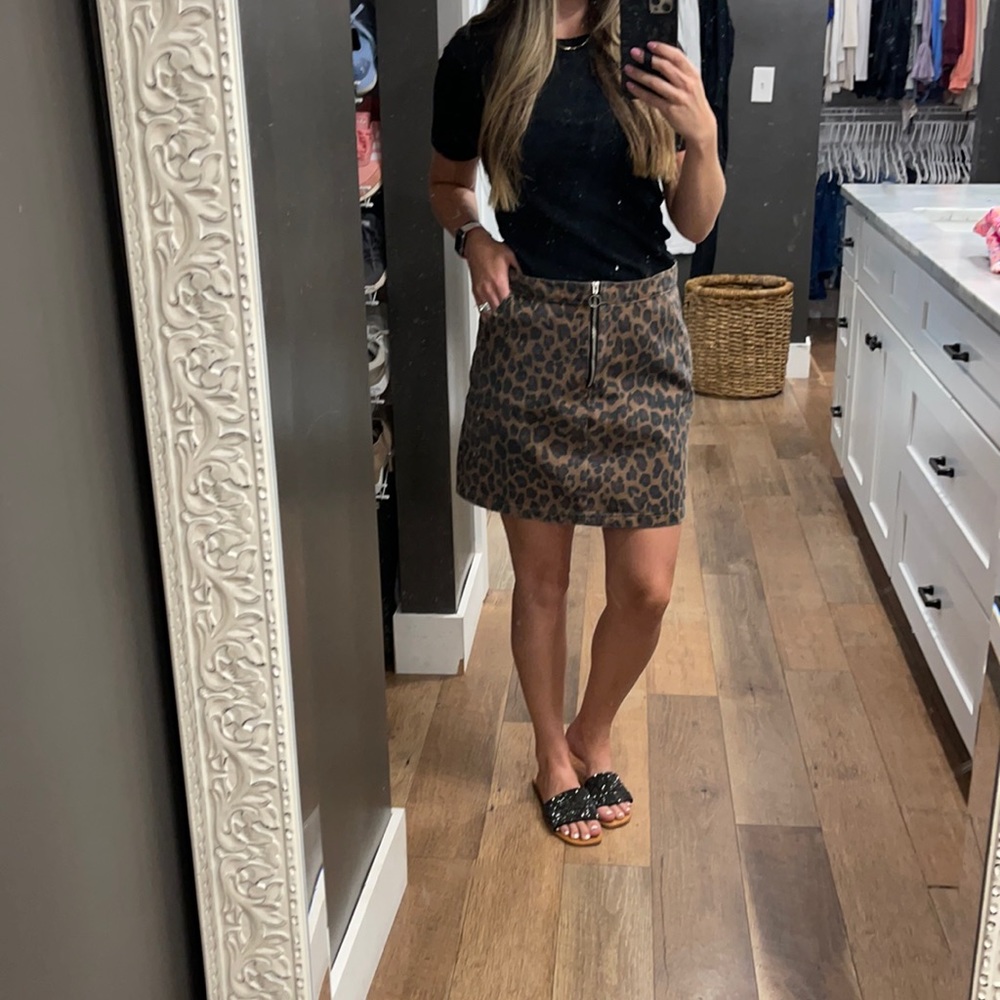 NWT skirt from Magnolia Boutique. Zipper front